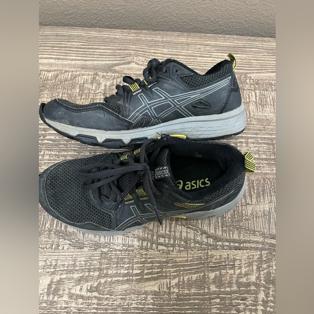 ASICS’s little boy running shoe size 3.5